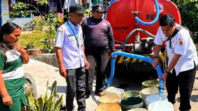 Kekeringan Mulai Meluas, BPBD dan Camat Pulosari Salurkan Air Bersih ke Dusun Batur Cikendung