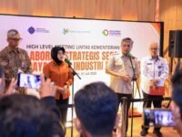 Kepala BPS RI Amalia Adininggar Widyasanti bersama Menteri Ketenagakerjaan Yassierli, Dirjen KPAII Kemenperin Tri Supondy, dan Yassirlie saat penandatanganan Komitmen Bersama Sensus Ekonomi 2026 di Kabupaten Bekasi. (Damara Ichsan/Mediaseruni)