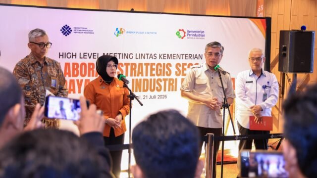 Kepala BPS RI Amalia Adininggar Widyasanti bersama Menteri Ketenagakerjaan Yassierli, Dirjen KPAII Kemenperin Tri Supondy, dan Yassirlie saat penandatanganan Komitmen Bersama Sensus Ekonomi 2026 di Kabupaten Bekasi. (Damara Ichsan/Mediaseruni)