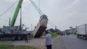 Truk Ekspedisi Terjun ke Parit di Interchange Karawang, Dishub Bergerak Cepat Evakuasi