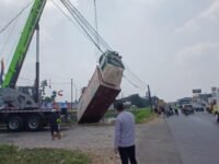 Truk Ekspedisi Terjun ke Parit di Interchange Karawang, Dishub Bergerak Cepat Evakuasi