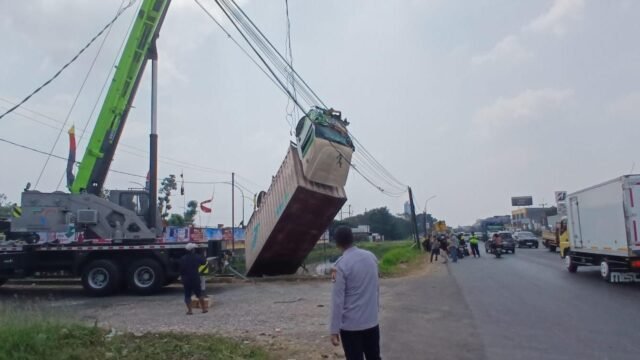 Truk Ekspedisi Terjun ke Parit di Interchange Karawang, Dishub Bergerak Cepat Evakuasi