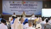 Wabup H. Andreas (kiri) mendampingi Wamendikdasmen RI, Fajar Riza Ul Haq, dalam dialog pendidikan di SMP Negeri 1 Cikembar. (Nyimas Irma/Mediaseruni)