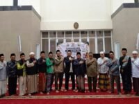 Ketua DMI Kecamatan Batujajar, Ust. Ma'mur Robbany, bersama narasumber BAZNAS Kabupaten Bandung Barat, Ust. Hilmi, Penasehat DMI Hidayat Supriatna, M.Pd., dan pengurus DKM Sekecamatan Batujajar usai Sosialisasi ZIS di Masjid Graha Kencana. (Dadan Saepudin/Mediaseruni)