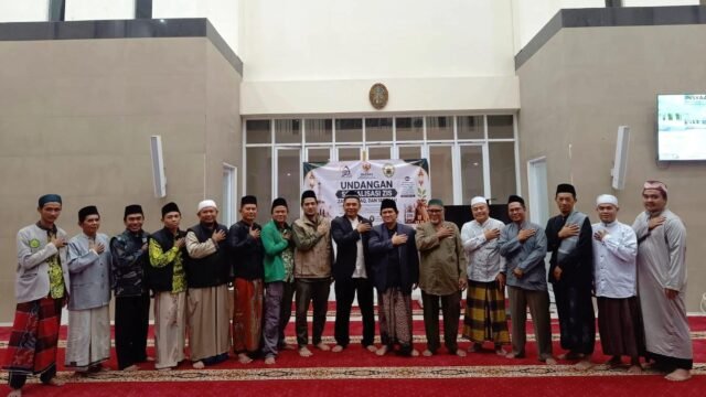 Ketua DMI Kecamatan Batujajar, Ust. Ma'mur Robbany, bersama narasumber BAZNAS Kabupaten Bandung Barat, Ust. Hilmi, Penasehat DMI Hidayat Supriatna, M.Pd., dan pengurus DKM Sekecamatan Batujajar usai Sosialisasi ZIS di Masjid Graha Kencana. (Dadan Saepudin/Mediaseruni)