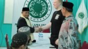 Sekretaris MUI Kabupaten Karawang Yayan Sofian (Kiri) bersama warga negara Jerman pasca ikrar Dua Kalimat Syahadat di Kantor MUI Jawa Barat. (Damara Ichsan/Mediaseruni)