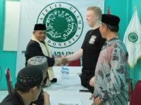 Sekretaris MUI Kabupaten Karawang Yayan Sofian (Kiri) bersama warga negara Jerman pasca ikrar Dua Kalimat Syahadat di Kantor MUI Jawa Barat. (Damara Ichsan/Mediaseruni)