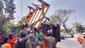 Satpol PP melakukan penertiban puluhan bangunan liar (Bangli) di ruas Interchange Karawang Timur. (Damara Ichsan/Mediaseruni)