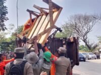 Satpol PP melakukan penertiban puluhan bangunan liar (Bangli) di ruas Interchange Karawang Timur. (Damara Ichsan/Mediaseruni)