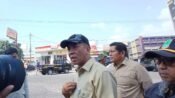 Kepala Dinas Pekerjaan Umum dan Penataan Ruang (PUPR) Kabupaten Karawang, Rusman Kusnadi (kanan) bersama Bupati Aep Syaepuloh. (Damara Ichsan/Mediaseruni)