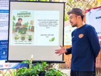 Aam Aminudin, aktivis lingkungan Desa Cihampelas menyampaikan materi tentang pengelolaan dan pemanfaatan sampah organik. (Dadan Saepudin/Mediaseruni)
