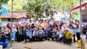 Anggota DPRD Provinsi Jawa Barat H. Jenal Aripin, S.E, foto bersama warga Desa Cintaasih usai kegiatan. (Iman Suryana/Mediaseruni)