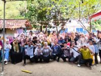 Anggota DPRD Provinsi Jawa Barat H. Jenal Aripin, S.E, foto bersama warga Desa Cintaasih usai kegiatan. (Iman Suryana/Mediaseruni)