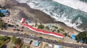 Sambut HUT Kemerdekaan ke-81 Bendera Merah Putih 300 Meter Membentang di Pantai Karanghawu