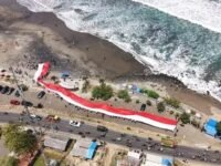 Sambut HUT Kemerdekaan ke-81 Bendera Merah Putih 300 Meter Membentang di Pantai Karanghawu