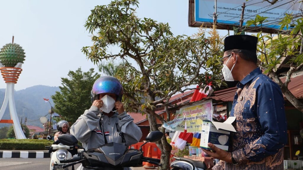 Wakil Bupati Kayong Utara Amru Chanwari membagikan masker kepada warga usai acara penyerahan bantuan dari Kawasan Industri Pulau Penebang dan  PT Cita Mineral Investindo Tbk  (CMI) di Sukadana, Jumat 14 Agustus 2026. (dok)
