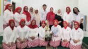 M. Fadli Sugianto (lima kanan) bersama Esi Destiana foto bersama tim padus Muslimat NU dan PKK Kabupaten Karawang. (Mediaseruni)
