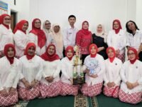 M. Fadli Sugianto (lima kanan) bersama Esi Destiana foto bersama tim padus Muslimat NU dan PKK Kabupaten Karawang. (Mediaseruni)