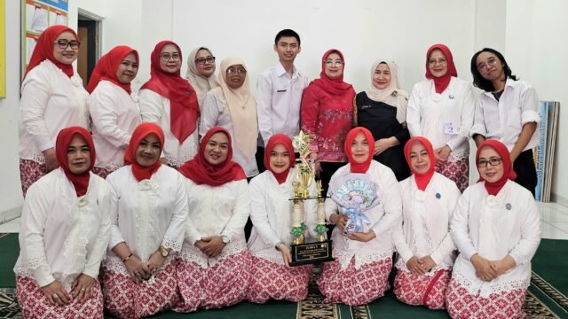 M. Fadli Sugianto (lima kanan) bersama Esi Destiana foto bersama tim padus Muslimat NU dan PKK Kabupaten Karawang. (Mediaseruni)