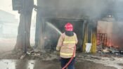 Toko Helm Depan Polsek Karawang Kota Ludes Terbakar, Jalur Kereta Api Dialihkan