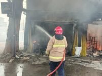 Toko Helm Depan Polsek Karawang Kota Ludes Terbakar, Jalur Kereta Api Dialihkan
