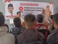 Anggota DPRD Jabar Hj. Sri Dewi Anggraini dalam kegiatan Pendidikan Politik Program DPRD Provinsi Jawa Barat Komisi II, di Hegarmanah, Kecamatan Gunung Halu, Bandung Barat. (Chandra Permana/Mediaseruni)