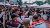 Bupati Aep Syaepuloh memimpin langsung galang dana bencana NTT di Plaza Pemda Karawang. (Mediaseruni)