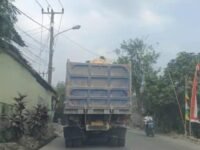 Batu Kapur Berpentalan di Tengah Jalan, Warga Pangkalan Desak Pemkab Turun Tangan