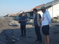 Ceceran minyak yang kemungkinan jenis limbah B3 mulai dibersihkan secara manual. (Damara Ichsan/Mediaseruni)
