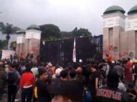 Demo menuntut pengesahan RUU Perampasan Aset di depan Gedung DPR RI berakhir ricuh. Massa berusaha mendobrak pagar gerbang masuk gedung DPR. (Asad Rawsaldi/Mediaseruni)