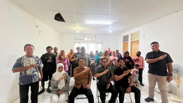 Marwati (pojok kiri bawah) bersama para peserta Pemberian Bimbingan Fisik, Mental, Spiritual dan Sosial bagi Pemerlu Pelayanan Kesejahteraan Sosial (PPKS) terlantar tahun 2026