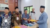 Balon Kades Wadas H. Halim Topan menyerahkan berkas pendaftarannya ke Panitia Pilkades Wadas 2026 - 2034. (Mediaseruni)
