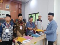 Balon Kades Wadas H. Halim Topan menyerahkan berkas pendaftarannya ke Panitia Pilkades Wadas 2026 - 2034. (Mediaseruni)