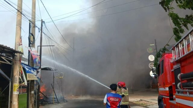 11 Ruko di Adiarsa Barat Ludes Terbakar, Api Muncul dari Bengkel Sepeda