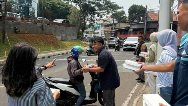 Jumat Berkah BRI Pancoran Berbagi Nasi Box untuk Masyarakat Sekitar Kantor