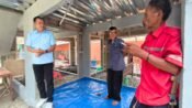 H. Jenal Aripin cek rumah panggung tahap 2 di Karangligar yang hampir rampung. Tahap 3 disiapkan tahun depan bagi warga yang belum kebagian.