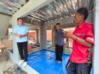 H. Jenal Aripin cek rumah panggung tahap 2 di Karangligar yang hampir rampung. Tahap 3 disiapkan tahun depan bagi warga yang belum kebagian.