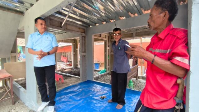 H. Jenal Aripin cek rumah panggung tahap 2 di Karangligar yang hampir rampung. Tahap 3 disiapkan tahun depan bagi warga yang belum kebagian.
