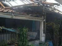 Angin Kencang Terjang Cimahi, Atap Spandek Terbang Timpa Tiga Rumah Warga