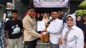 Diantar Istri dan Warga, Dadang Mustopa Holil Resmi Daftar Balon Kades Cintaasih