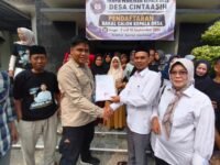 Diantar Istri dan Warga, Dadang Mustopa Holil Resmi Daftar Balon Kades Cintaasih