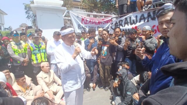 Didesak Aksi Unjuk Rasa saat HUT Karawang ke-393, Dedi Mulyadi Janji Percepat Perbaikan Jalan Loji-Pangkalan
