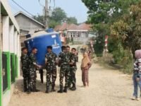 TMMD ke-130 Kodim 0622/Sukabumi Hadirkan Kenyamanan Ibadah Lewat Aksi Bersih-Bersih Masjid