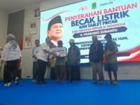 Bupati Aep Syaepuloh Serahkan 220 Becak Listrik Bantuan Presiden Prabowo untuk Pengayuh Lansia