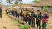 Dongkrak Ketahanan Pangan Desa Terisolasi, Satgas TMMD Tanam Sayur Sambil Bagikan Bibit Gratis