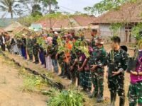 Dongkrak Ketahanan Pangan Desa Terisolasi, Satgas TMMD Tanam Sayur Sambil Bagikan Bibit Gratis