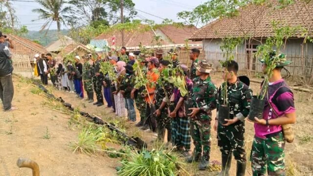 Dongkrak Ketahanan Pangan Desa Terisolasi, Satgas TMMD Tanam Sayur Sambil Bagikan Bibit Gratis