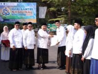 Apresiasi Santri Berprestasi Kang Rey Pimpin Upacara Hari Santri Nasional di Subang