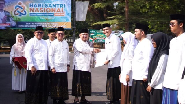 Apresiasi Santri Berprestasi Kang Rey Pimpin Upacara Hari Santri Nasional di Subang