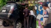 Akibat Pecah Ban Minibus Seruduk Tembok Bandung Zoo Hingga Jebol